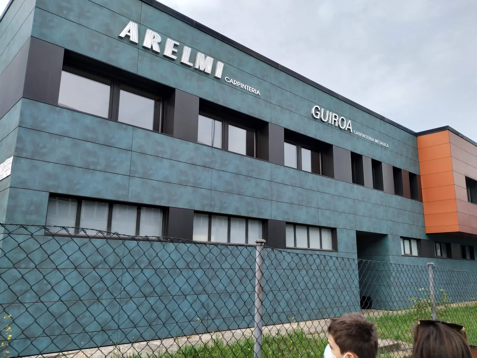 Fachada del edificio de Carpintería Arelmi en Martutene, Donostia